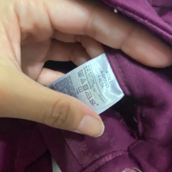 Old Navy pixie cut stretchy pants maroon in color. Size 4 tall - Picture 4 of 9